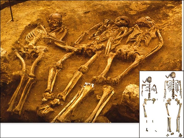 Трио, похороненное в одной могиле стоянки Дольни-Вестонице в Южной Моравии, и два скелета из Оберкасселя (изображения S. Svoboda / J. Vogel / LVR-Landes Museum).