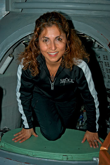 Четвертая космическая туристка Ануше Ансари продолжает активно содействовать развитию прорывных технологий благодаря своему фонду Ansari X-Prize и взаимодействовать с компанией Space Adventures